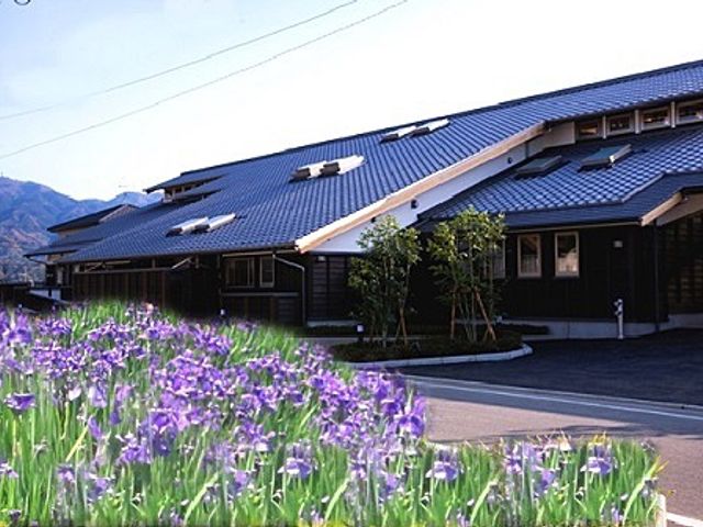 紫の花に囲まれた外観 外観 広々とした外観は、自然に囲まれた環境で落ち着いて働くのに最適です。