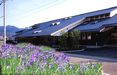 紫の花に囲まれた外観