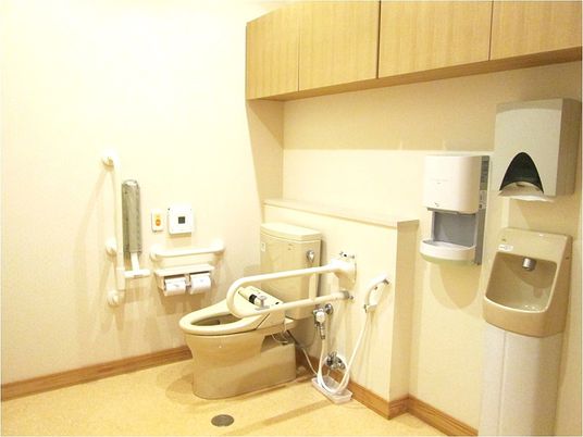 手すり付きの設備が特徴のトイレ