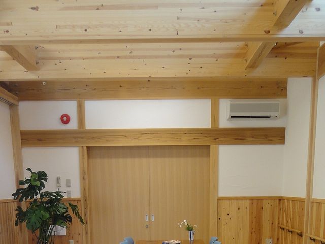 木目調の廊下 廊下   木のぬくもりが感じられる、落ち着いた雰囲気の通路です。手すりもあり、安心して移動しやすい印象です。