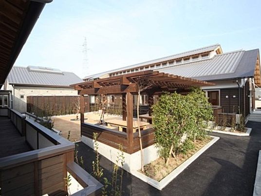 中庭の木製東屋  