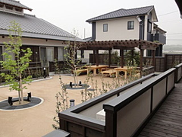 リラックスできる中庭 中庭 緑あふれる開放的な空間で、リフレッシュタイムに最適です。木陰で心地よいひとときをどうぞ。