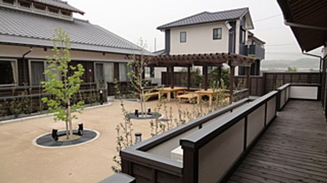 リラックスできる中庭 中庭 緑あふれる開放的な空間で、リフレッシュタイムに最適です。木陰で心地よいひとときをどうぞ。