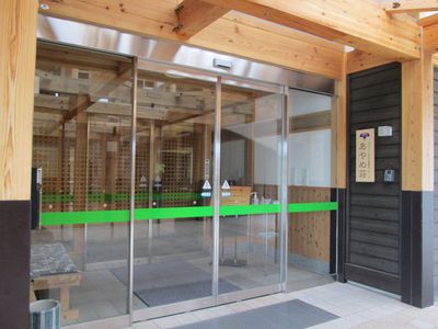 木の温もりを感じるエントランス