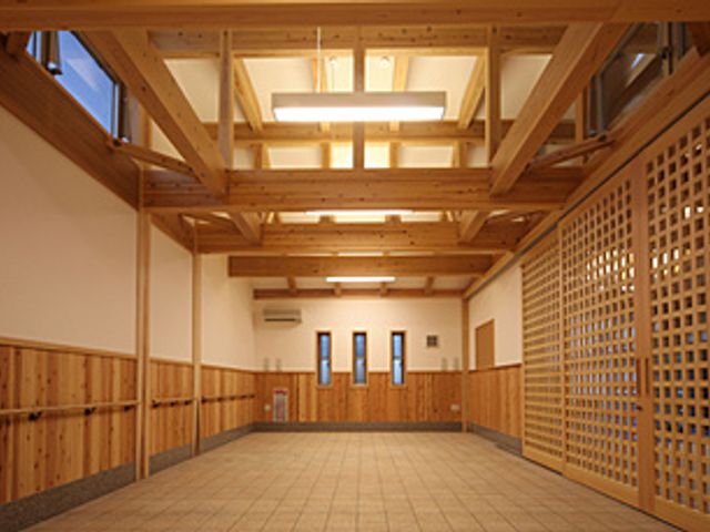 木の温もりがある廊下 廊下 広々とした廊下は、木の温もりが感じられる明るい空間で、快適に歩くことができます。