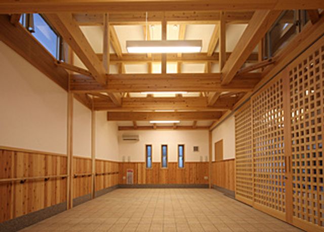木の温もりがある廊下 廊下 広々とした廊下は、木の温もりが感じられる明るい空間で、快適に歩くことができます。
