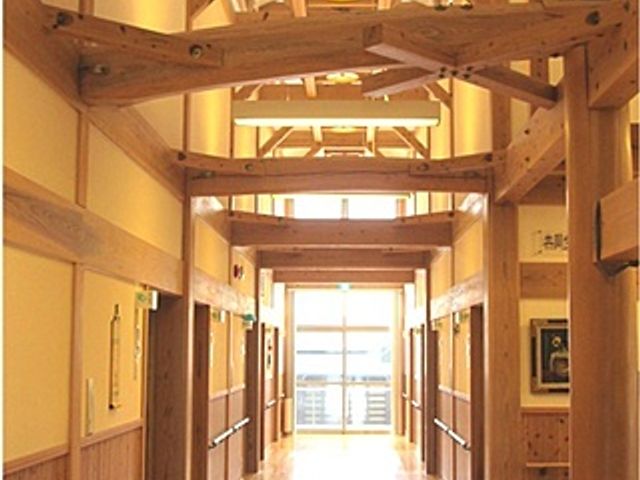 光差し込む廊下 廊下 温かみのある木造の廊下は、明るい自然光が差し込み、ゆったりとした通り抜けが可能です。