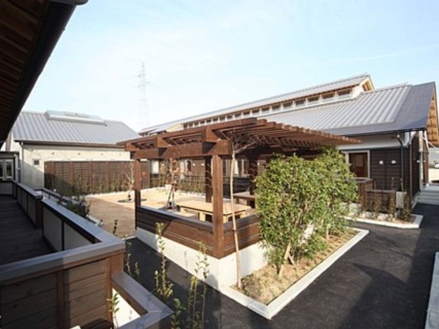 中庭の木製東屋 中庭   木製の東屋が置かれた中庭です。周囲に建物があり、落ち着いて外気に触れられる空間です。