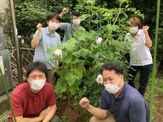 スタッフが園芸を楽しむ姿