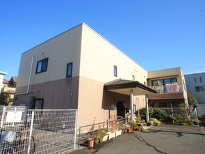 茶色い外壁の建物エントランス