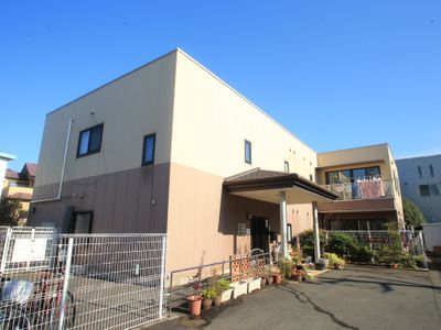 茶色い外壁の建物エントランス