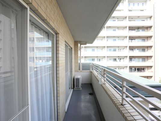 明るいバルコニーの風景
