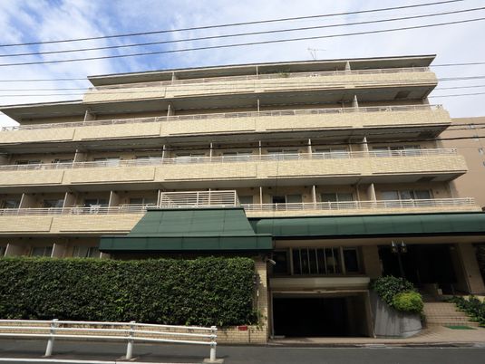 多階層の建物の外観