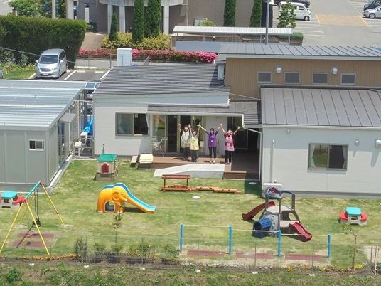 外観と庭のある建物  