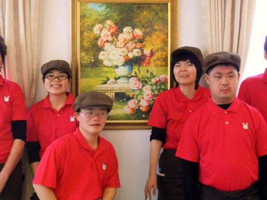 赤い制服のスタッフ集合  