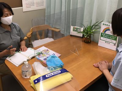 アクリル板の机