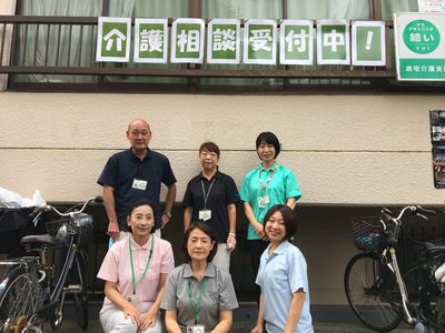 職員が笑顔で立っている入り口