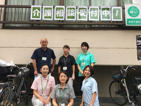 職員が笑顔で立っている入り口