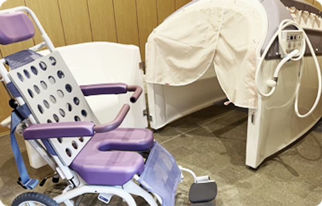 車椅子と浴槽の部屋