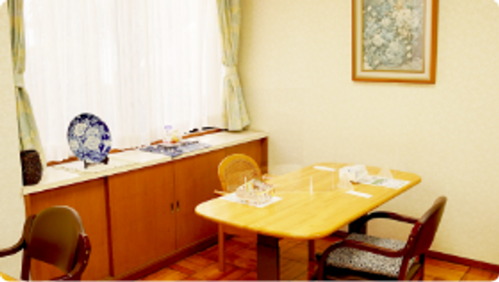 木製テーブルの居室