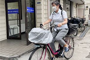 スタッフが自転車で到着