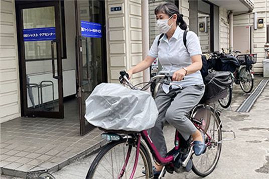 スタッフが自転車で到着
