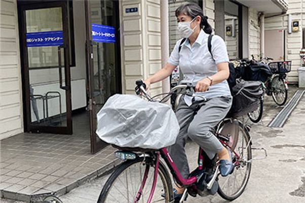 スタッフが自転車で到着