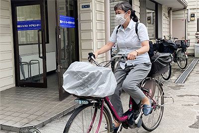スタッフが自転車で到着