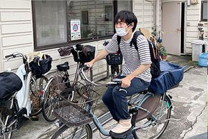 笑顔の方と自転車