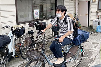 笑顔の方と自転車