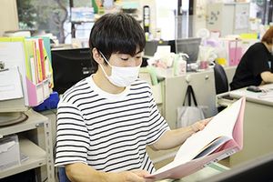 女性が資料を閲覧 スタッフイメージ