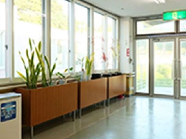 光が差し込むエントランス エントランス 自然光がたっぷり入るエントランスは、明るく心地よい雰囲気の中でお迎えします。