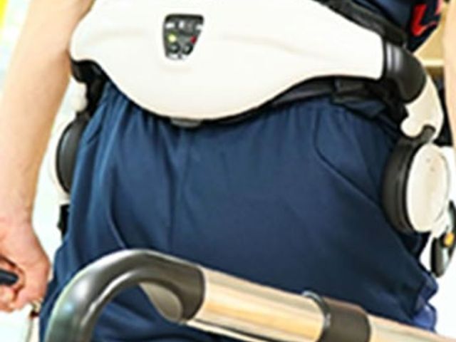 リハビリ中の様子 機能訓練室 リハビリ支援が充実した環境で、専門機器を使いながら効率よく訓練が行えます。