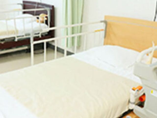 ベッドのある居室 居室 広々とした居室には、快適なベッドが設置されており、リラックスできる環境です。