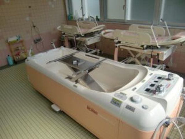 最新設備の浴槽 浴室 広々とした浴室で、安全に配慮された最新の設備が整っています。快適な環境でケアができます。