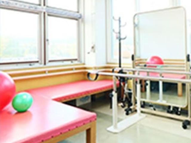 運動機能向上の部屋 機能訓練室 広い窓から自然光が差し込み、快適にリハビリが行えます。充実した運動設備が完備されています。