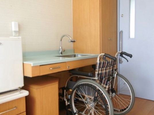 車椅子と洗面台の部屋