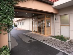 入口の明るい外観