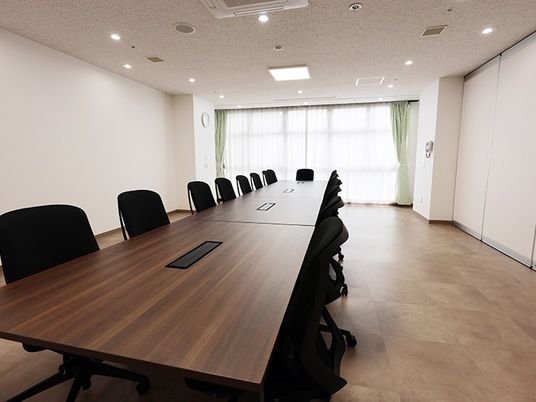 会議用テーブルのある多目的室  