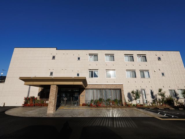清潔感ある建物の外観 外観 広々としたエントランスが印象的な施設です。澄み渡る青空の下、新しい職場での出発をご一緒しませんか。