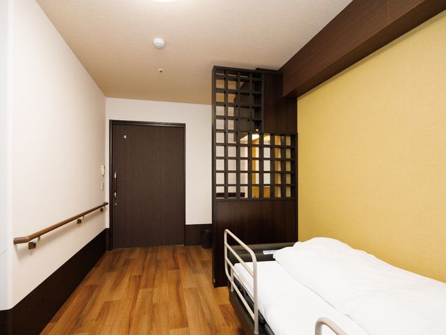 居心地の良い居室 居室 和風デザインの落ち着いた雰囲気の個室です。手すりが備わっており、日々の生活が安心して送れる空間になっています。