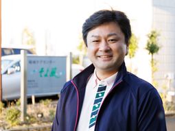 明るい笑顔のスタッフ像