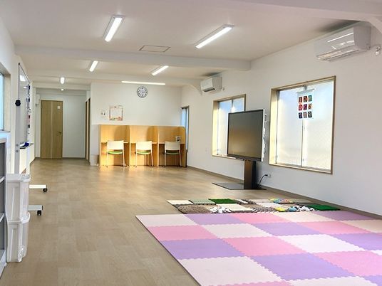 多目的室の明るい室内  
