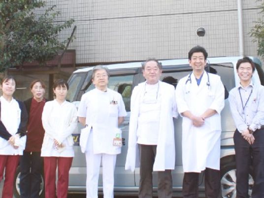 送迎車前のスタッフ集合外観  