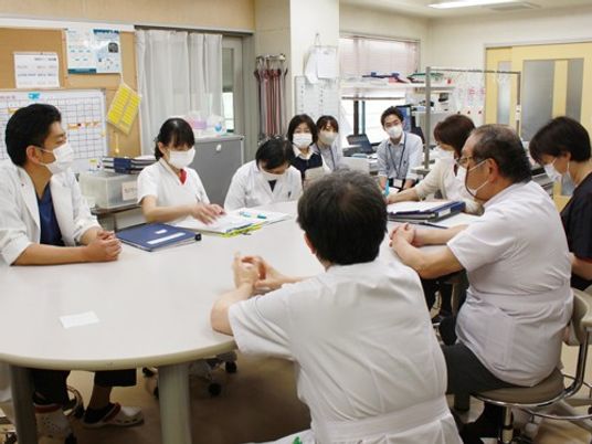 会議中のスタッフ室  