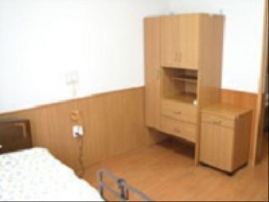 シンプルな居室の様子