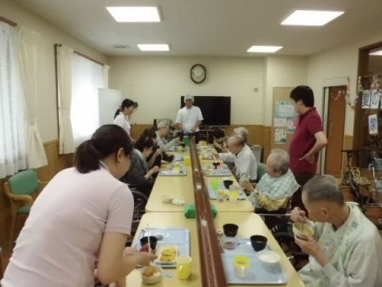 明るい食事の場