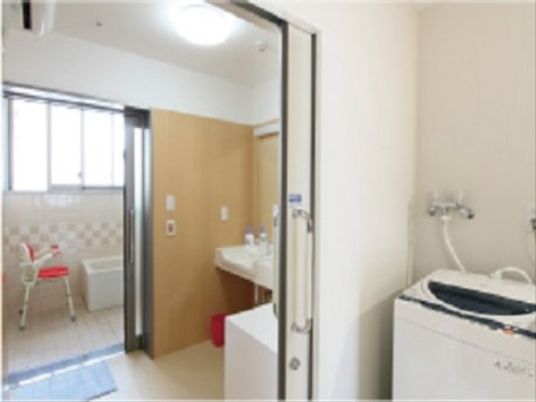 清潔な洗面所と浴室