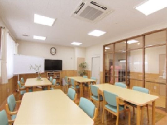 食堂の清潔な空間