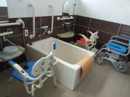 バリアフリー設計の浴室